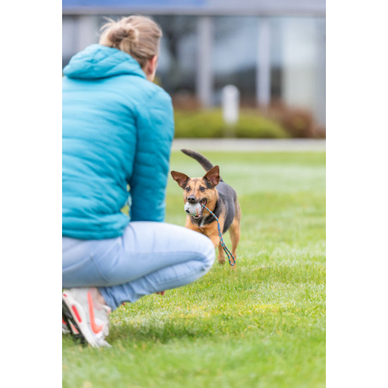 Іграшка Trixie для собак Куля з мотузкою натуральна гума 6 і 30 см